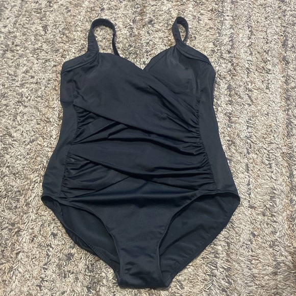 Miracle suit Elegant Black one piece Swimsuit soft cup adjustable strap size 8 - Picture 2 of 8